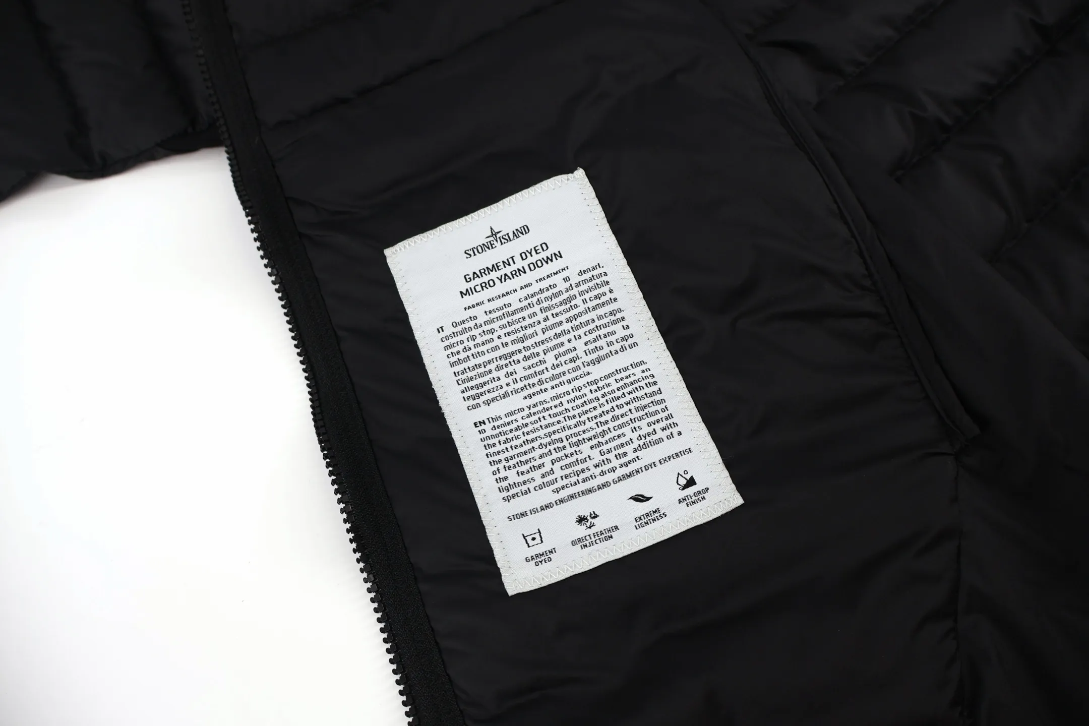 P1160 Stone Island rib quilted down jacket, custom-made original black dark plaid light fabric, filled with 90% white goose down, no modification to the version, after all, the whole piece is very slim and wrapped! High collar, long hem and one layer of shrink-folding for improved warmth! Elastic cuffs, inner drawstring, full of details for outdoor use! Ykk logo zipper. Size:S-M-L-XL
